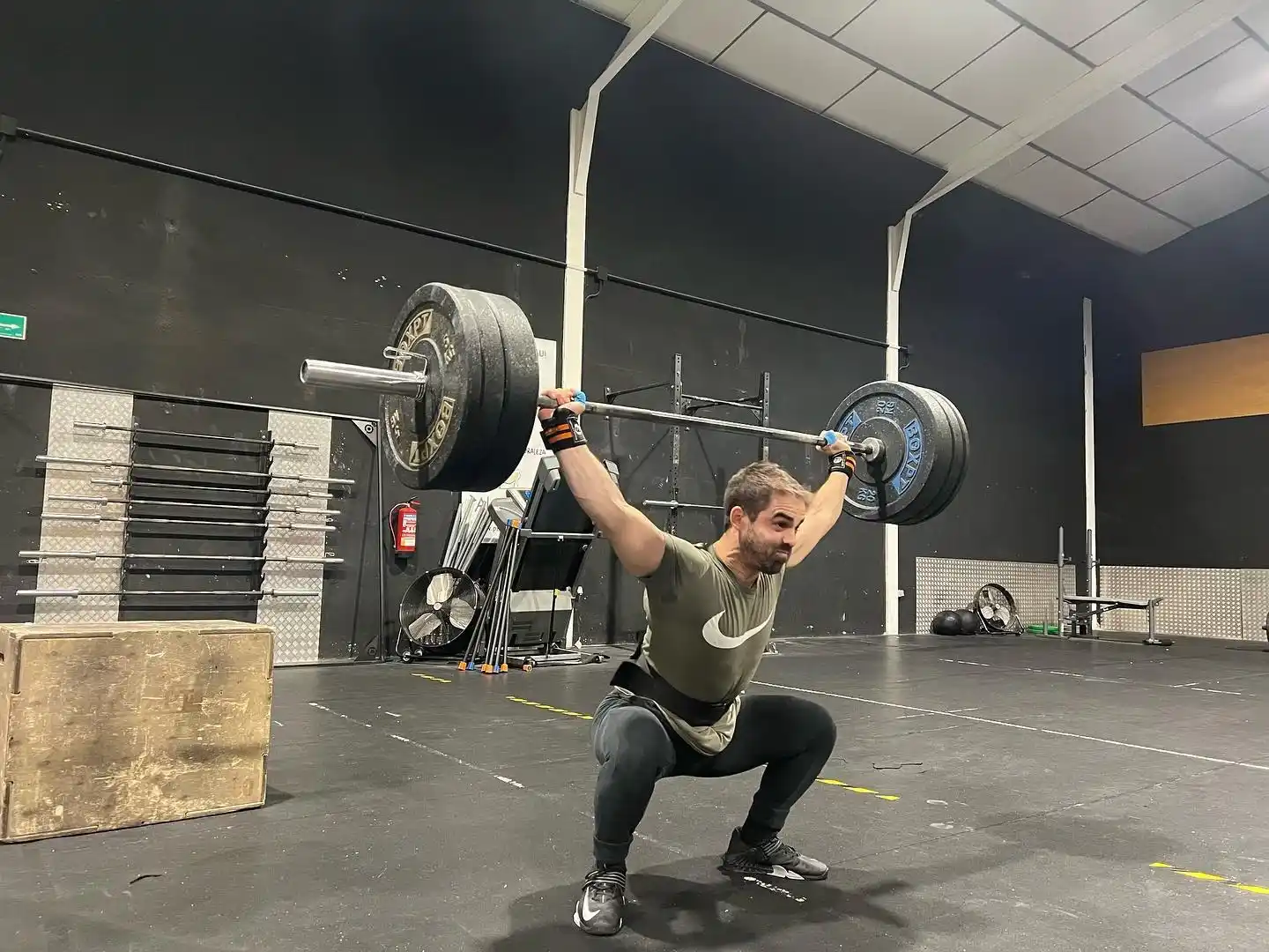 Arrancada olímpica durante clase de halterofilia en box de CrossFit Rivas-Vaciamadrid