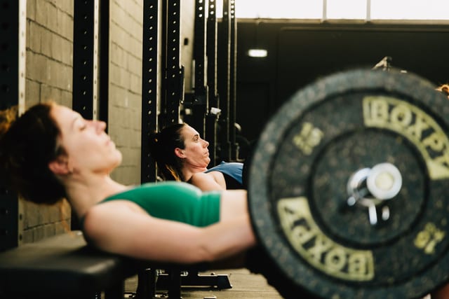 Clase de entrenamiento de tren inferior Booty Builder en Dark CrossFit Club