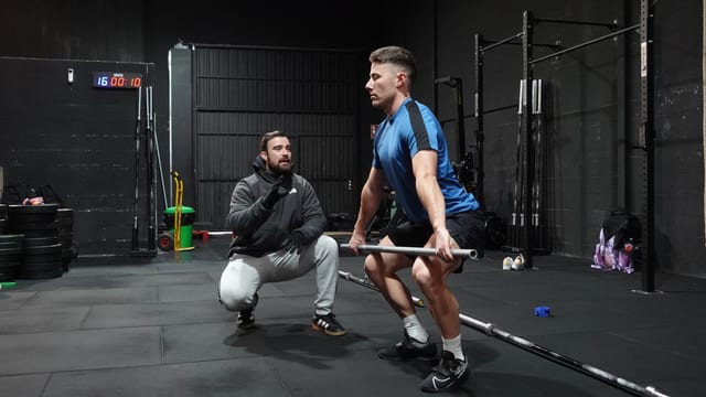 Arrancada olímpica durante clase de halterofilia en box de CrossFit Rivas-Vaciamadrid