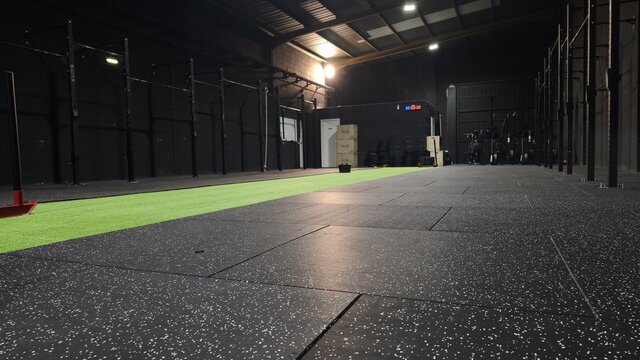 Zona de cardio y resistencia en Dark CrossFit Club