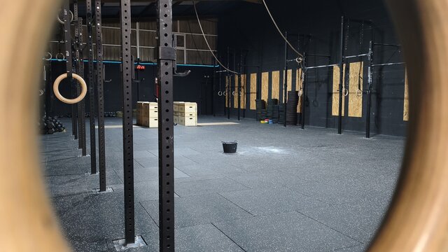 Zona de gimnasia y calistenia en Dark CrossFit Club